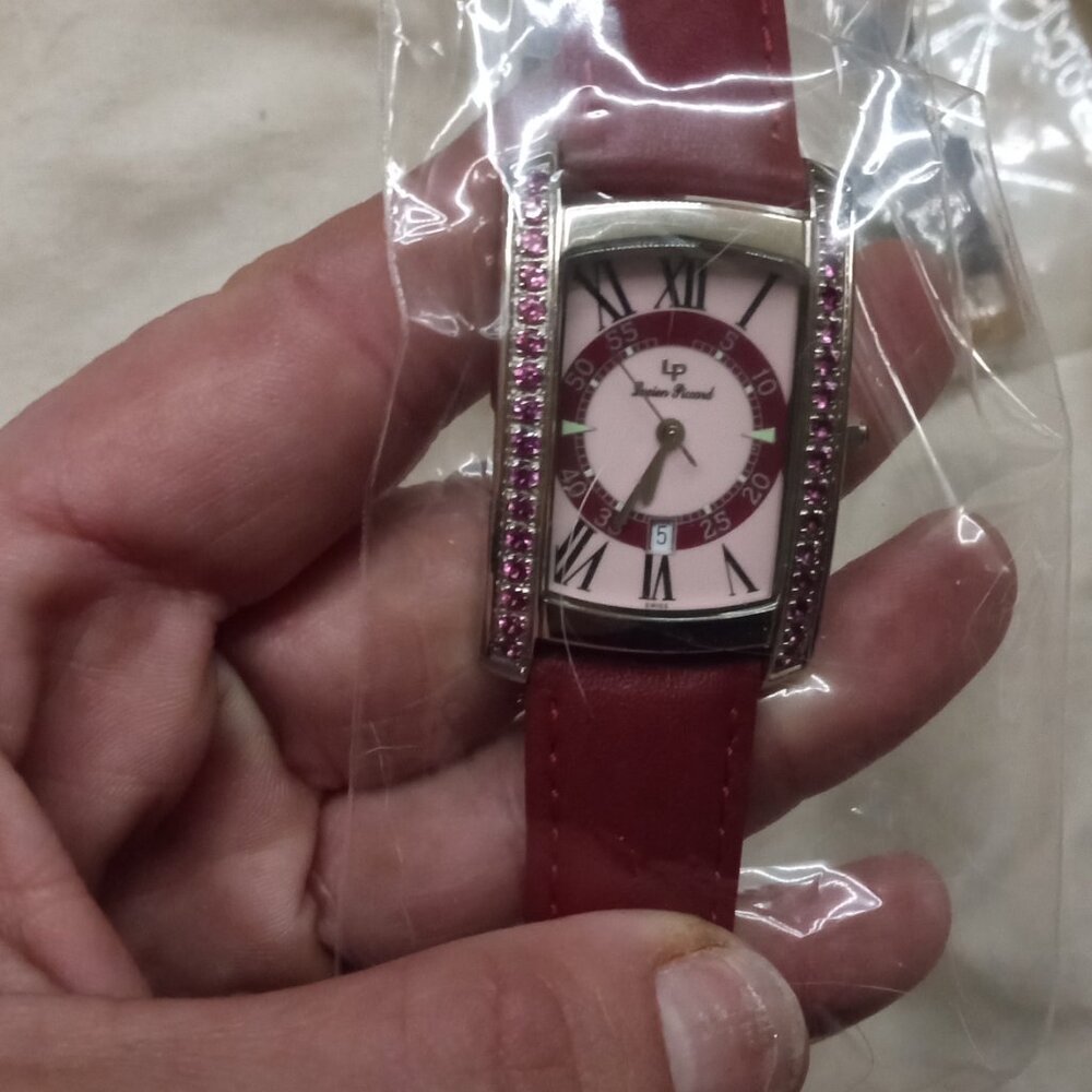 Vintage Lucien Piccard red and pink women's watch - Picture 2 of 5